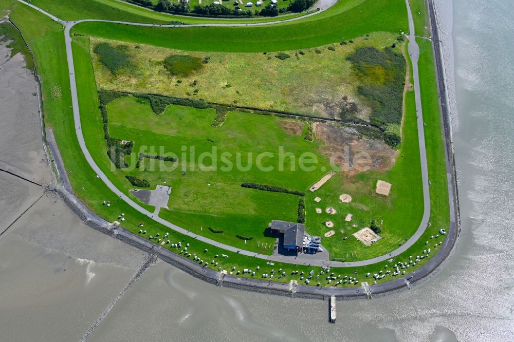 Husum aus der Vogelperspektive: Küsten- Landschaft mit Deich- Schutzstreifen in Husum im Bundesland Schleswig-Holstein, Deutschland