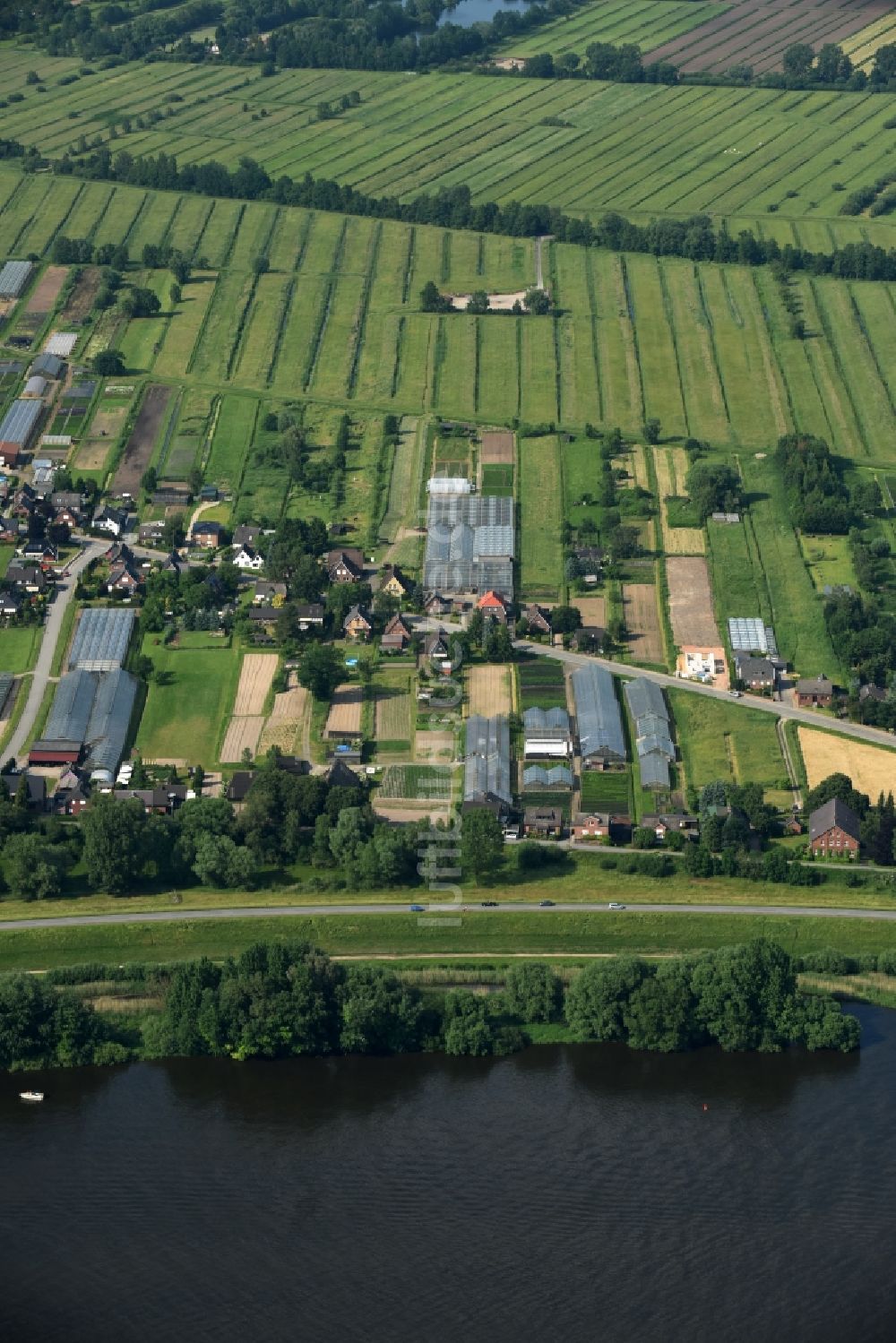 Luftaufnahme Hamburg - Küsten- Landschaft mit Deich- Schutzstreifen am Ufer der Elbe in Hamburg Warwisch im Bundesland Hamburg