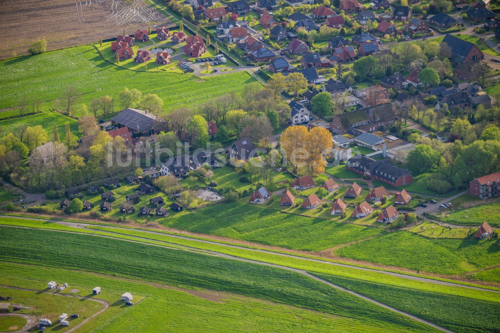 Wurster Nordseeküste aus der Vogelperspektive: Küsten- Landschaft mit Deich- Schutzstreifen in Wremen in Wurster Nordseeküste im Bundesland Niedersachsen