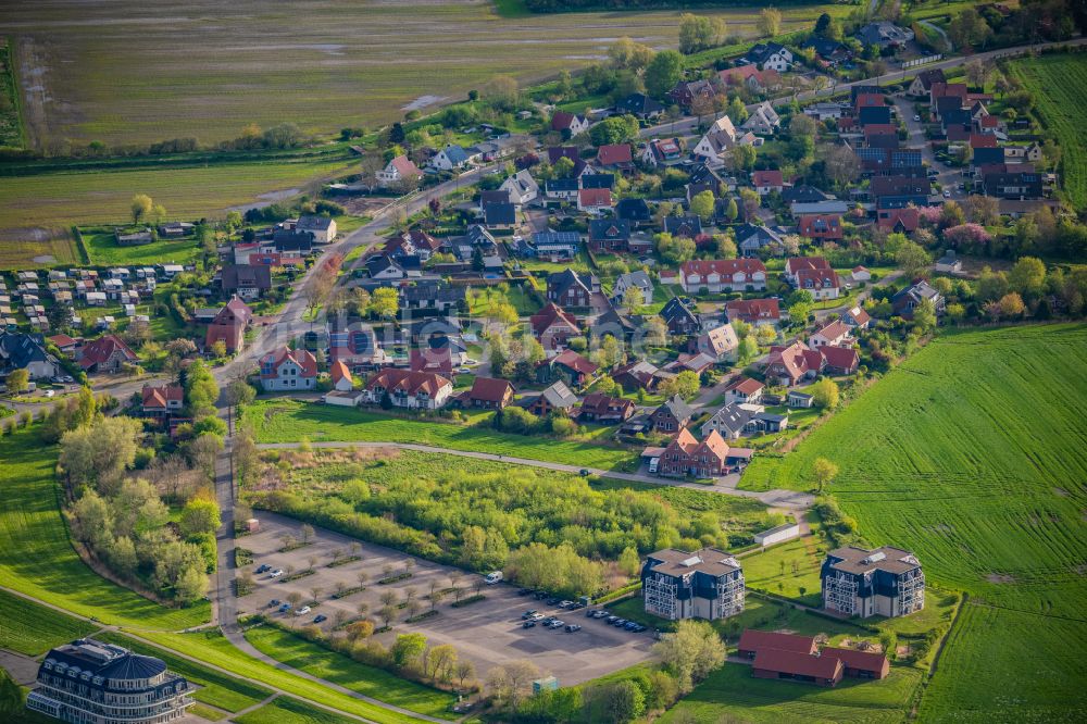 Luftaufnahme Wurster Nordseeküste - Küsten- Landschaft mit Deich- Schutzstreifen in Wremen in Wurster Nordseeküste im Bundesland Niedersachsen