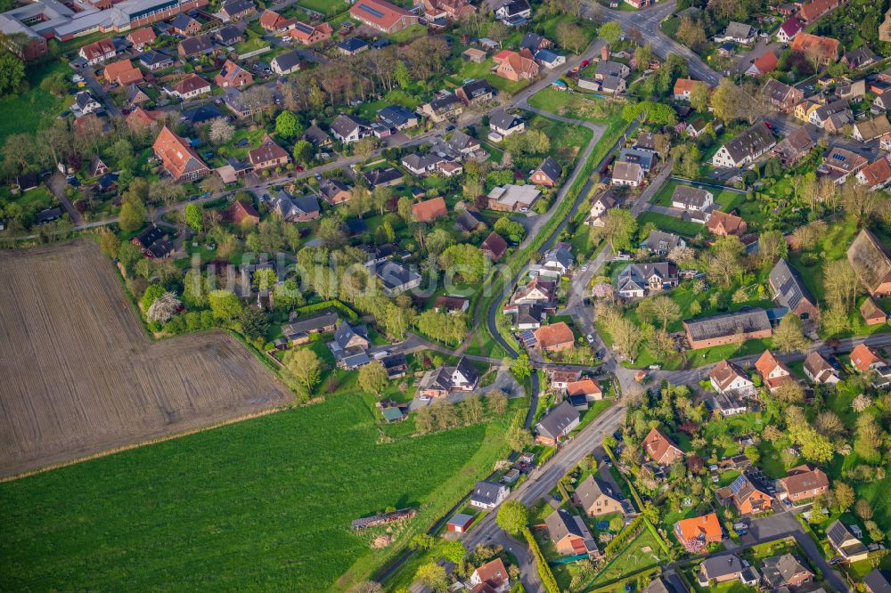 Wurster Nordseeküste aus der Vogelperspektive: Küsten- Landschaft mit Deich- Schutzstreifen in Wremen in Wurster Nordseeküste im Bundesland Niedersachsen