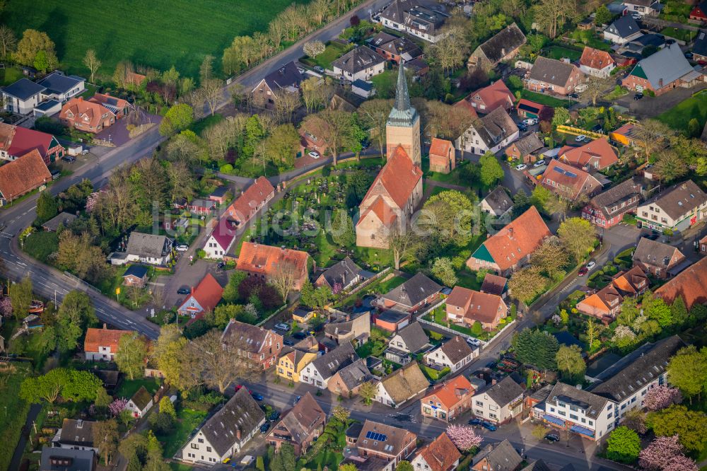 Wurster Nordseeküste aus der Vogelperspektive: Küsten- Landschaft mit Deich- Schutzstreifen in Wremen in Wurster Nordseeküste im Bundesland Niedersachsen