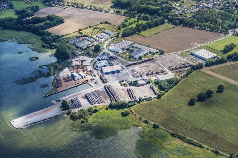 Luftaufnahme Ueckermünde - Küsten- Landschaft mit Holzhandel im Ortsteil Ueckermünde in Ueckermünde im Bundesland Mecklenburg-Vorpommern