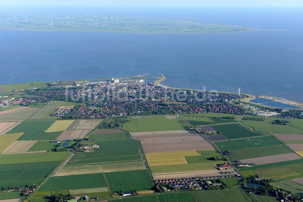 Büsum aus der Vogelperspektive: Küsten- Landschaft an der Nordsee in Büsum im Bundesland Schleswig-Holstein