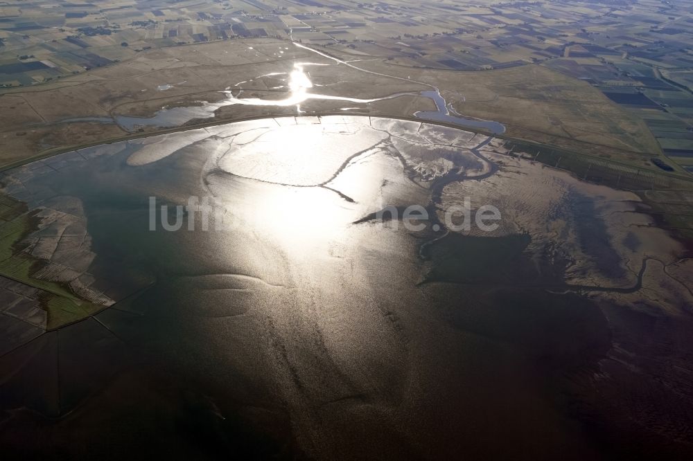 Luftbild Helmsand - Küsten- Landschaft und Sandbank - Strukturen mit Sonnen- Spiegelung in Helmsand im Bundesland Schleswig-Holstein, Deutschland