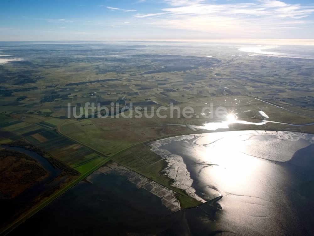 Luftaufnahme Helmsand - Küsten- Landschaft und Sandbank - Strukturen mit Sonnen- Spiegelung in Helmsand im Bundesland Schleswig-Holstein, Deutschland