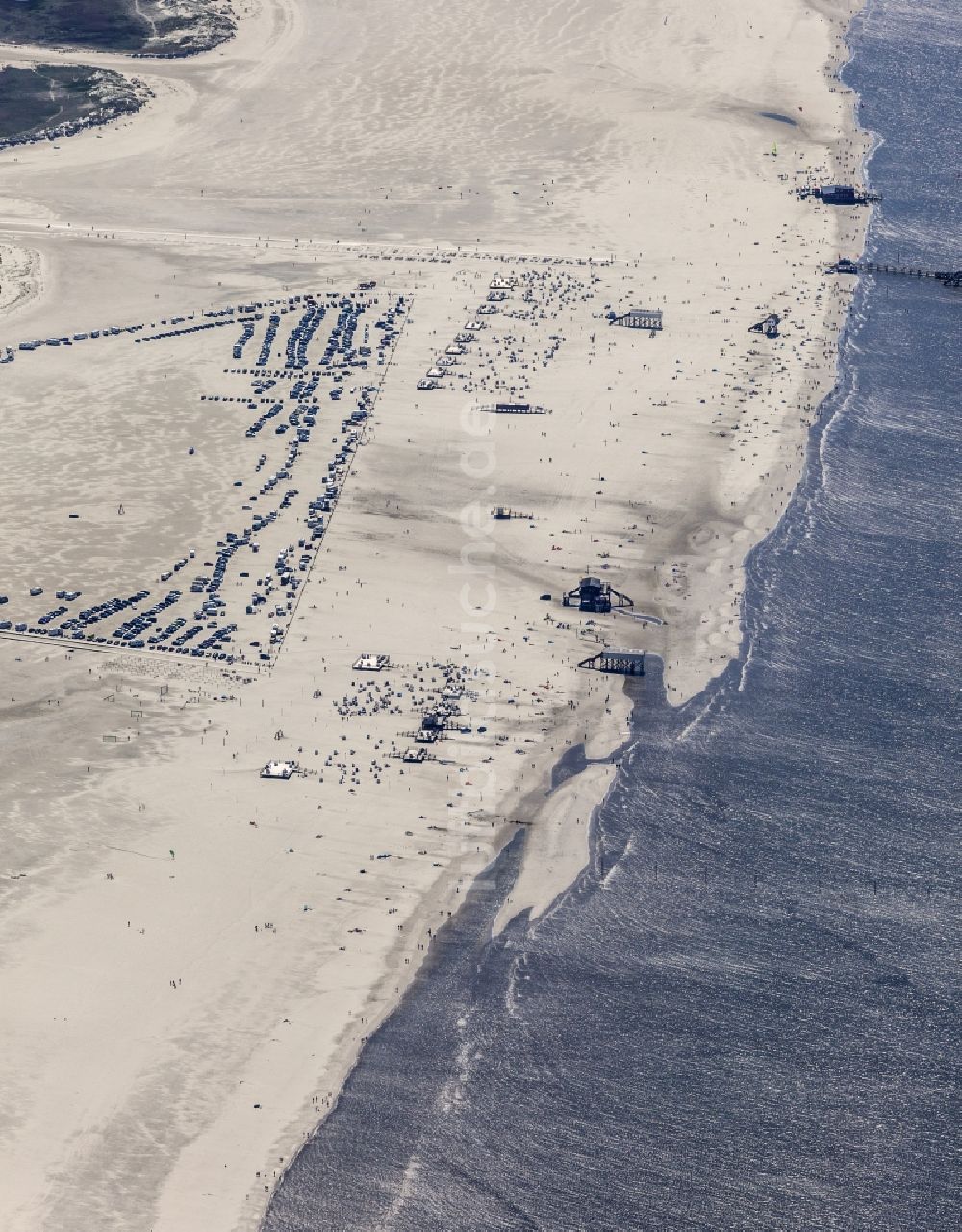 Luftaufnahme Sankt Peter-Ording - Küsten- Landschaft am Sandstrand der Badestelle Ording Nord im Ortsteil Sankt Peter-Ording in Sankt Peter-Ording im Bundesland Schleswig-Holstein