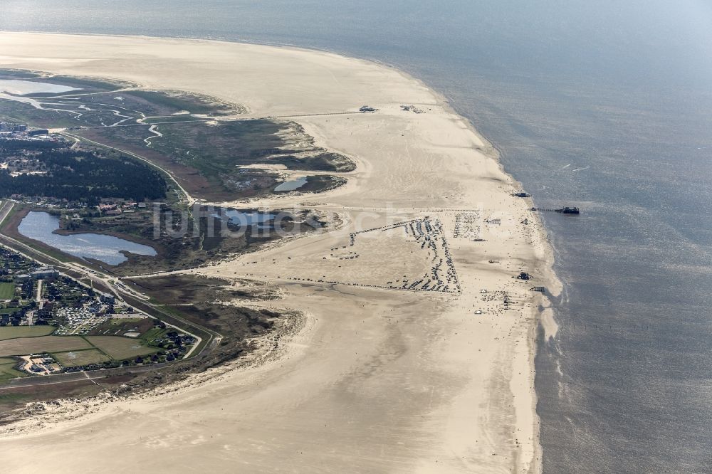 Luftaufnahme Sankt Peter-Ording - Küsten- Landschaft am Sandstrand der Badestelle Ording Nord im Ortsteil Sankt Peter-Ording in Sankt Peter-Ording im Bundesland Schleswig-Holstein