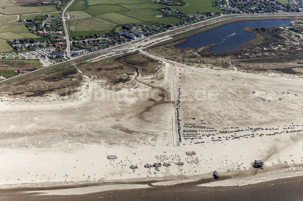 Sankt Peter-Ording aus der Vogelperspektive: Küsten- Landschaft am Sandstrand der Badestelle Ording Nord im Ortsteil Sankt Peter-Ording in Sankt Peter-Ording im Bundesland Schleswig-Holstein