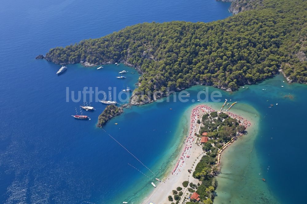 Ölüdeniz aus der Vogelperspektive: Küsten-Landschaft mit Sandstrand bei Ölüdeniz an der Türkischen Ägäis in der Türkei