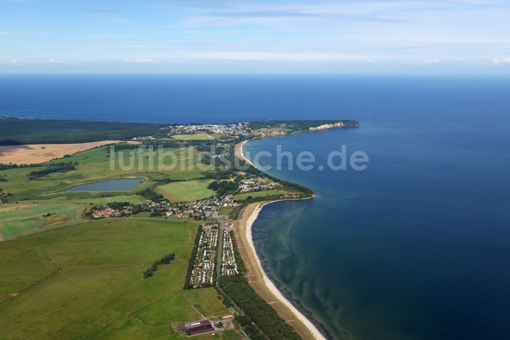 Middelhagen aus der Vogelperspektive: Küsten- Landschaft am Sandstrand Campingplatz im Ortsteil Lobbe in Middelhagen im Bundesland Mecklenburg-Vorpommern