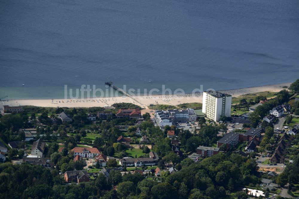 Luftaufnahme Neustadt in Holstein - Küsten- Landschaft am Sandstrand der der Ostsee in Neustadt in Holstein im Bundesland Schleswig-Holstein