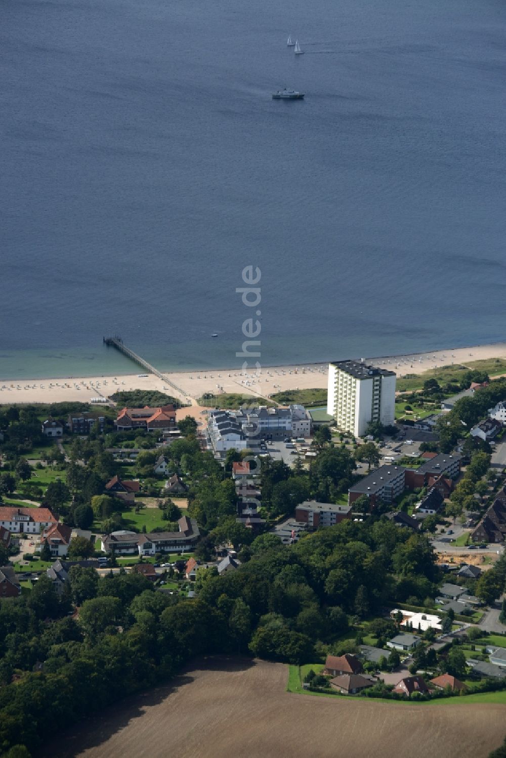 Neustadt in Holstein aus der Vogelperspektive: Küsten- Landschaft am Sandstrand der der Ostsee in Neustadt in Holstein im Bundesland Schleswig-Holstein