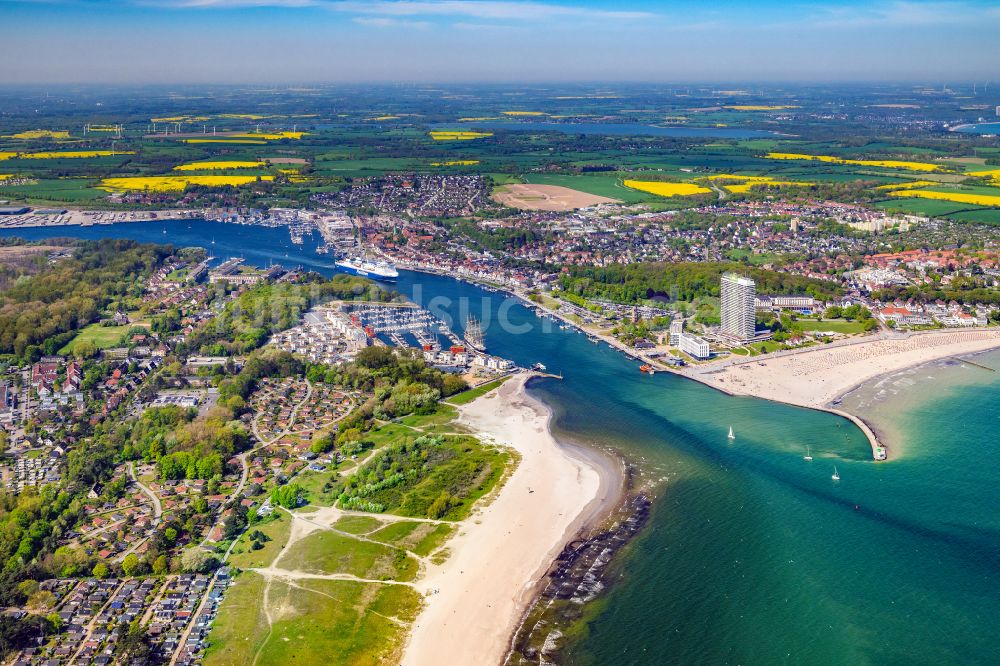 Lübeck aus der Vogelperspektive: Küsten- Landschaft am Sandstrand der der Ostsee in Priwall im Bundesland Schleswig-Holstein, Deutschland