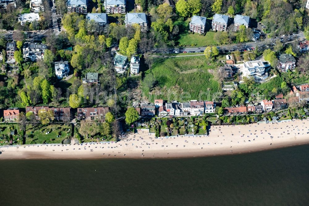 Hamburg aus der Vogelperspektive: Küsten- Landschaft am Sandstrand des Elbstrand am Övelgönne im Ortsteil Othmarschen in Hamburg, Deutschland