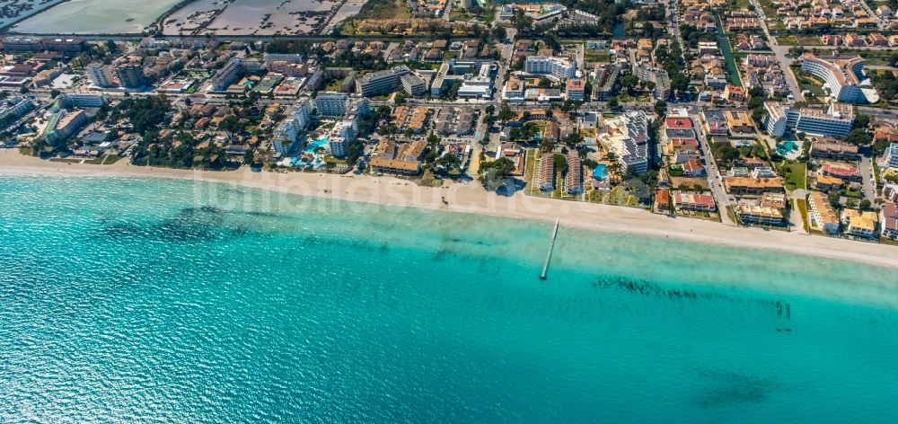 Alcudia von oben - Küsten- Landschaft am Sandstrand der entlang der Avenida de s'Albufera - Carretera d'Artà in Alcudia in Balearische Insel Mallorca, Spanien