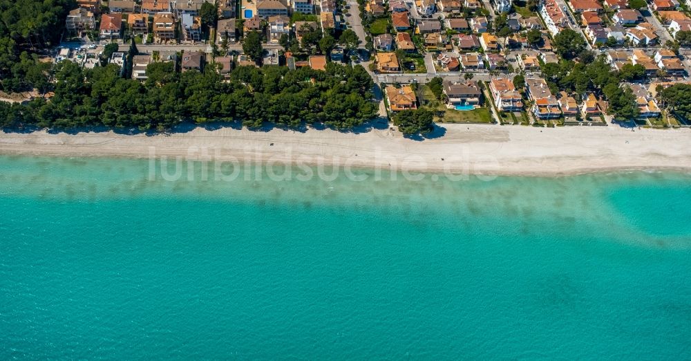 Alcudia aus der Vogelperspektive: Küsten- Landschaft am Sandstrand der entlang der Avenida de s'Albufera - Carretera d'Artà in Alcudia in Balearische Insel Mallorca, Spanien