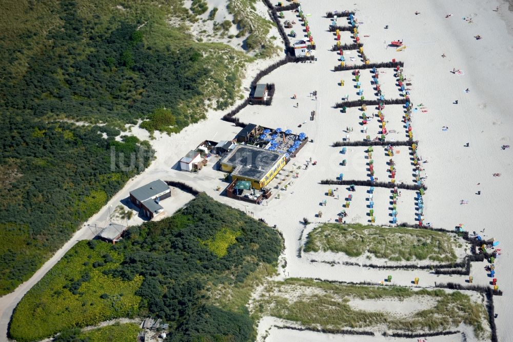 Helgoland aus der Vogelperspektive: Küsten- Landschaft am Sandstrand der Helgoland-Düne in Helgoland im Bundesland Schleswig-Holstein