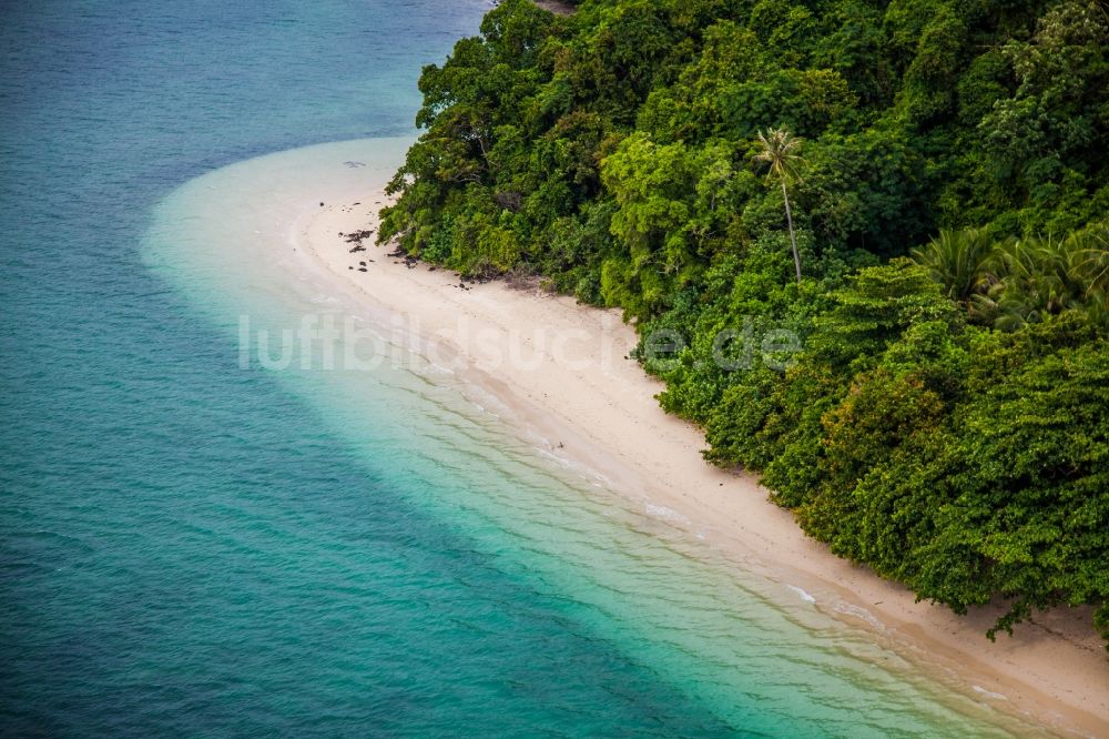 Tambon Ko Kaeo aus der Vogelperspektive: Küsten- Landschaft am Sandstrand der Insel in Tambon Ko Kaeo in Chang Wat Phuket, Thailand