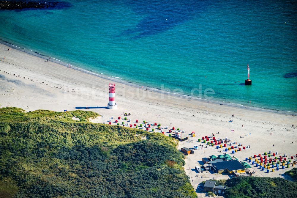 Luftaufnahme Helgoland - Küsten- Landschaft am Sandstrand mit dem Leuchtturm auf der Helgoland-Düne in Helgoland im Bundesland Schleswig-Holstein