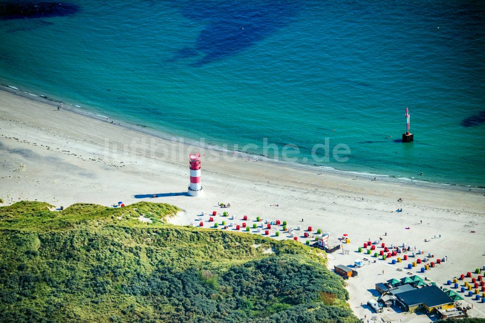 Helgoland von oben - Küsten- Landschaft am Sandstrand mit dem Leuchtturm auf der Helgoland-Düne in Helgoland im Bundesland Schleswig-Holstein