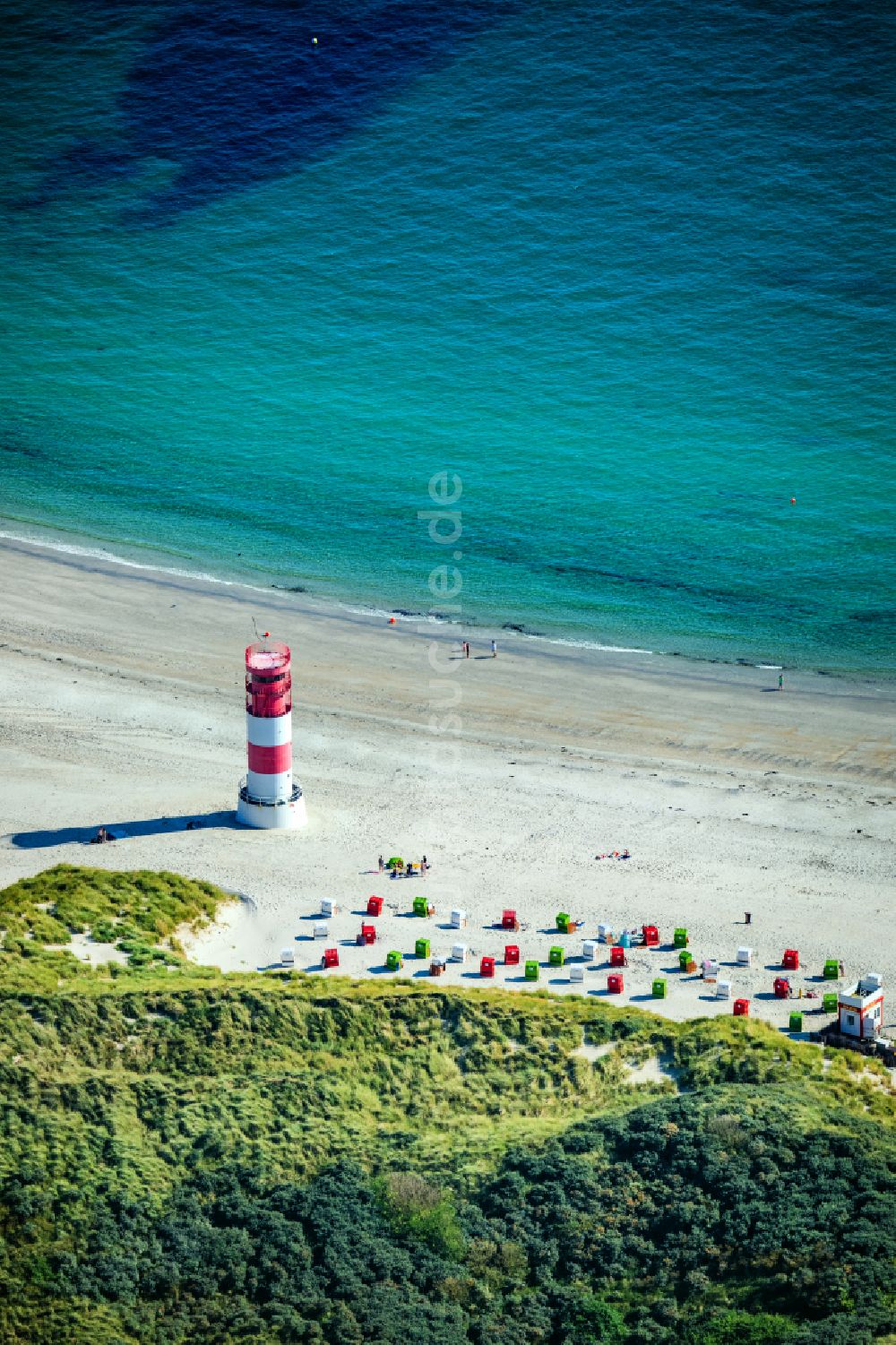 Helgoland aus der Vogelperspektive: Küsten- Landschaft am Sandstrand mit dem Leuchtturm auf der Helgoland-Düne in Helgoland im Bundesland Schleswig-Holstein