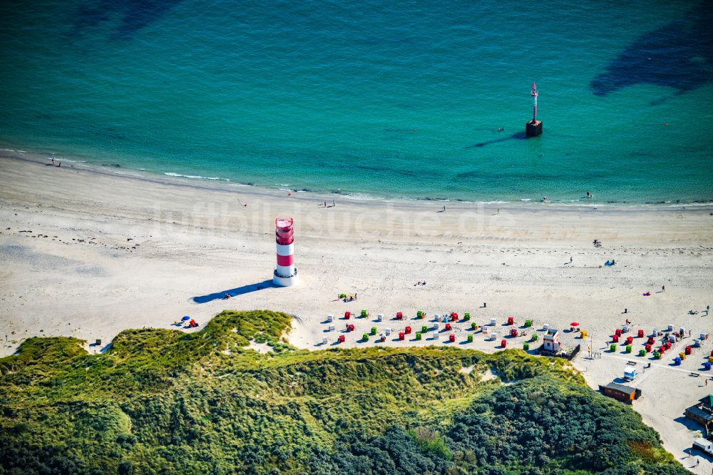 Luftbild Helgoland - Küsten- Landschaft am Sandstrand mit dem Leuchtturm auf der Helgoland-Düne in Helgoland im Bundesland Schleswig-Holstein