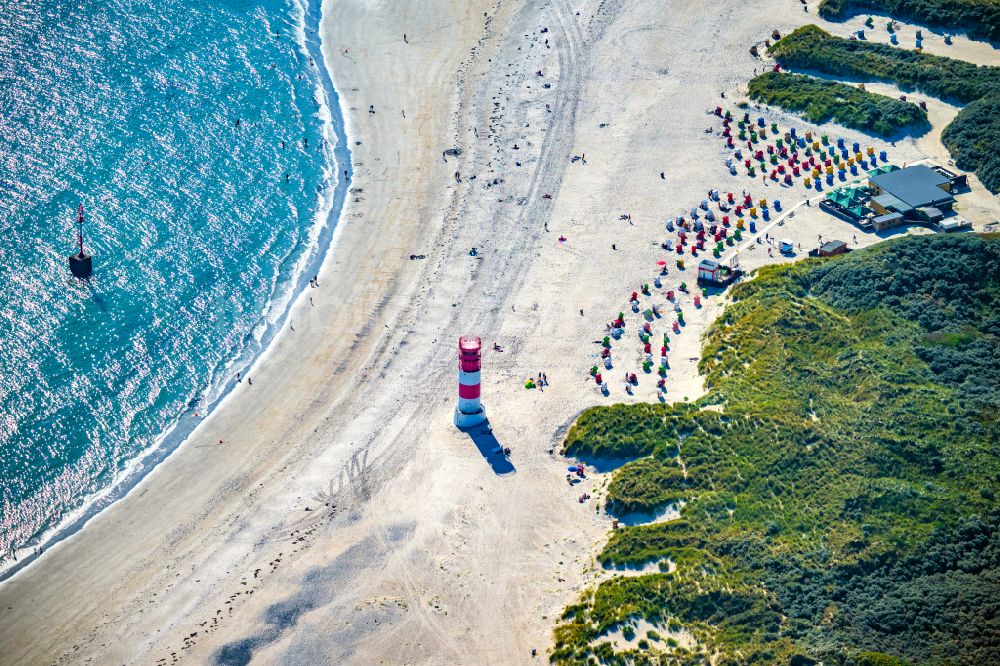 Luftaufnahme Helgoland - Küsten- Landschaft am Sandstrand mit dem Leuchtturm auf der Helgoland-Düne in Helgoland im Bundesland Schleswig-Holstein