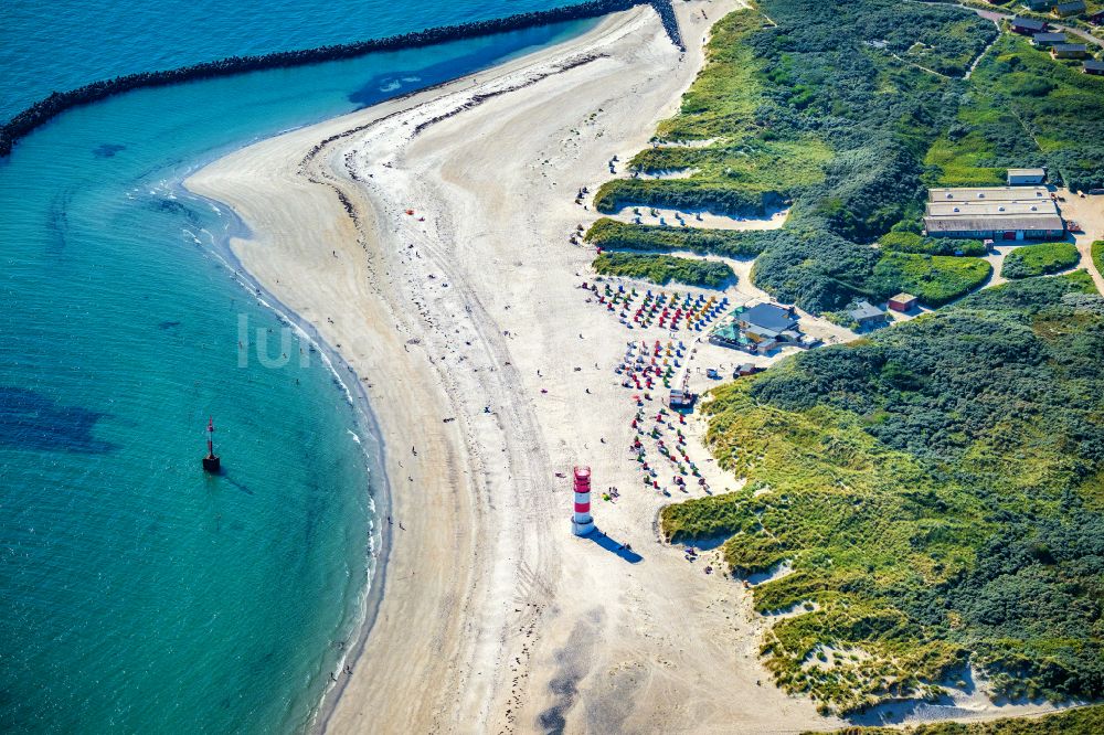 Helgoland aus der Vogelperspektive: Küsten- Landschaft am Sandstrand mit dem Leuchtturm auf der Helgoland-Düne in Helgoland im Bundesland Schleswig-Holstein