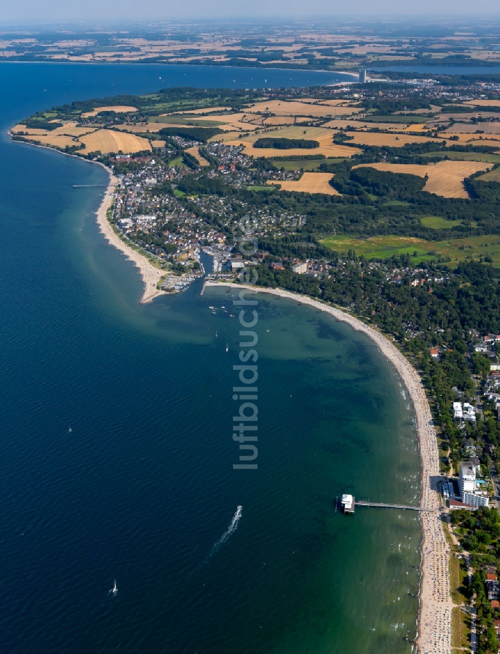 Niendorf/Ostsee von oben - Küsten- Landschaft am Sandstrand in Niendorf/Ostsee im Bundesland Schleswig-Holstein, Deutschland