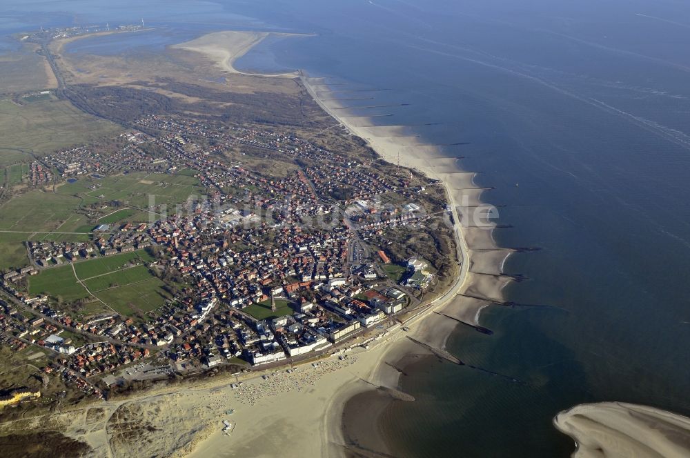 Borkum aus der Vogelperspektive: Küsten- Landschaft am Sandstrand der Nordsee in Borkum im Bundesland Niedersachsen