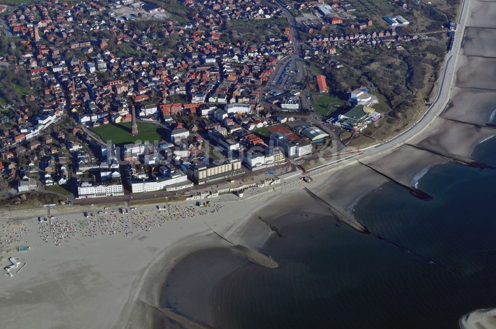 Borkum von oben - Küsten- Landschaft am Sandstrand der Nordsee in Borkum im Bundesland Niedersachsen