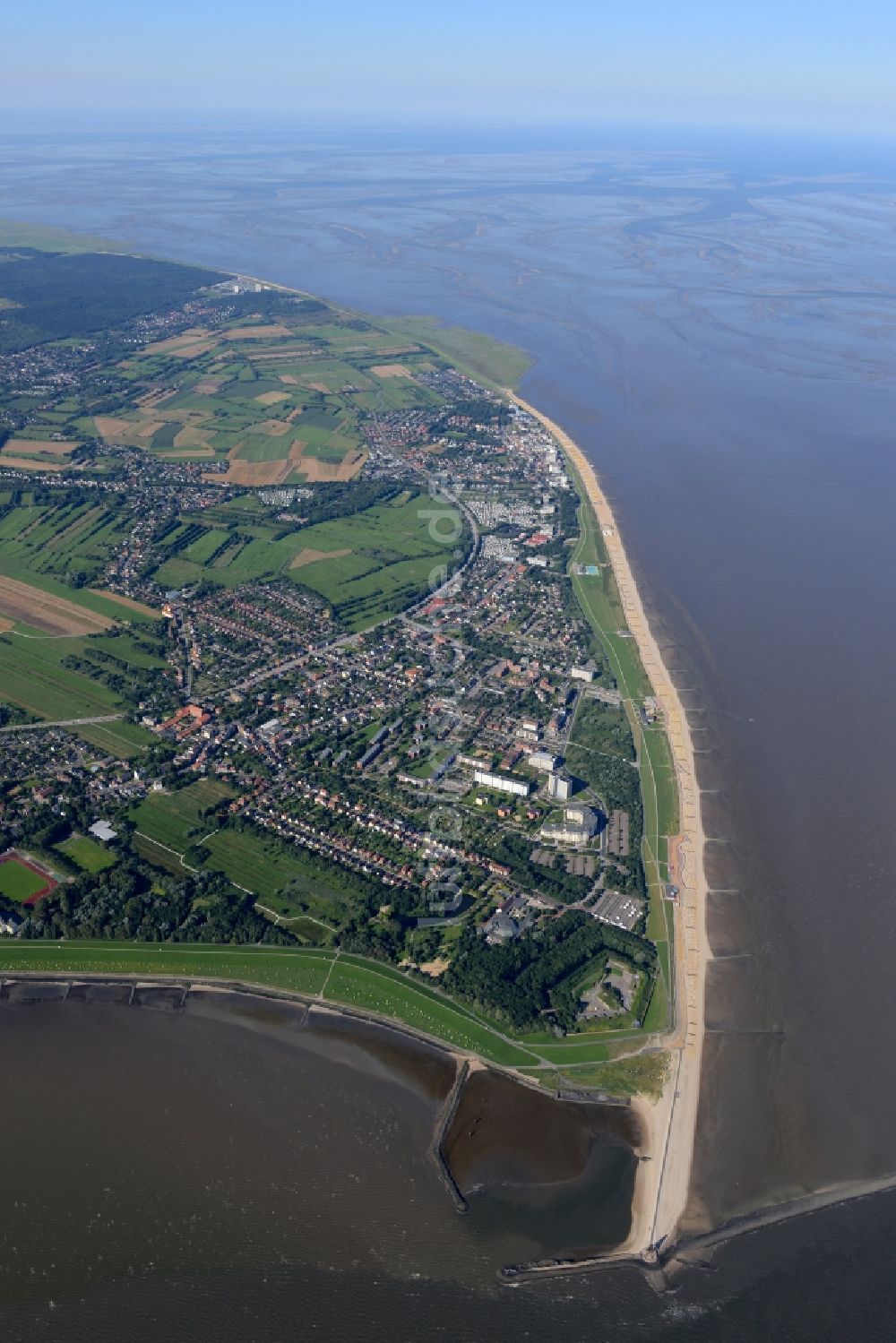 Cuxhaven aus der Vogelperspektive: Küsten- Landschaft am Sandstrand der Nordsee in Döse im Bundesland Niedersachsen