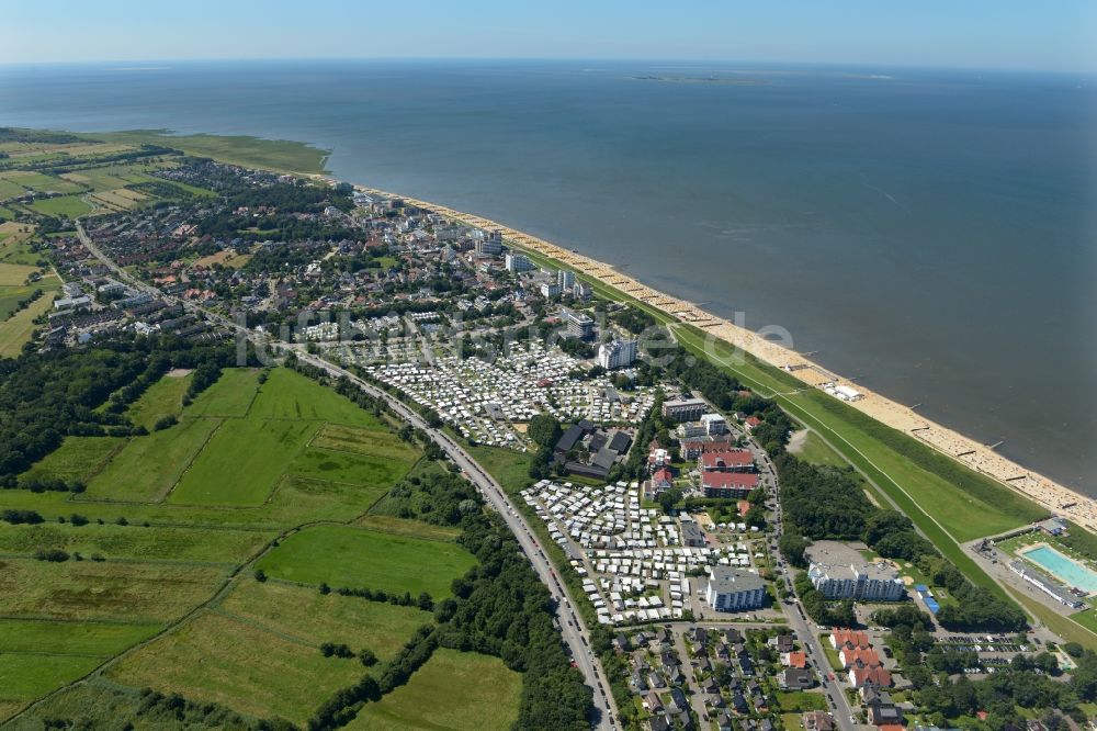 Cuxhaven aus der Vogelperspektive: Küsten- Landschaft am Sandstrand der Nordsee in Duhnen im Bundesland Niedersachsen