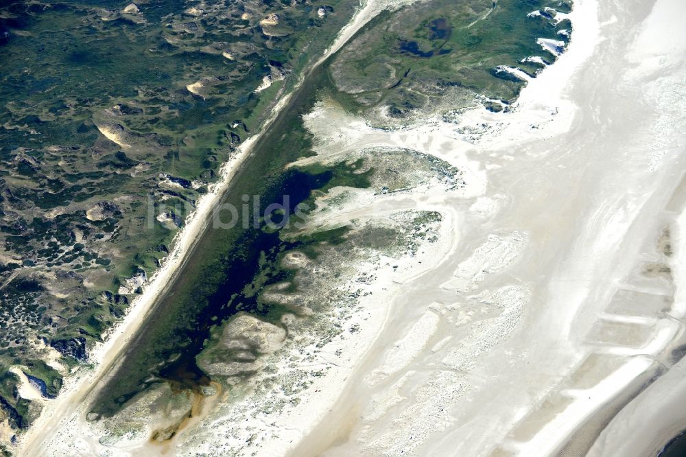 Norddorf aus der Vogelperspektive: Küsten- Landschaft am Sandstrand der Nordsee- Insel Amrum in Norddorf im Bundesland Schleswig-Holstein