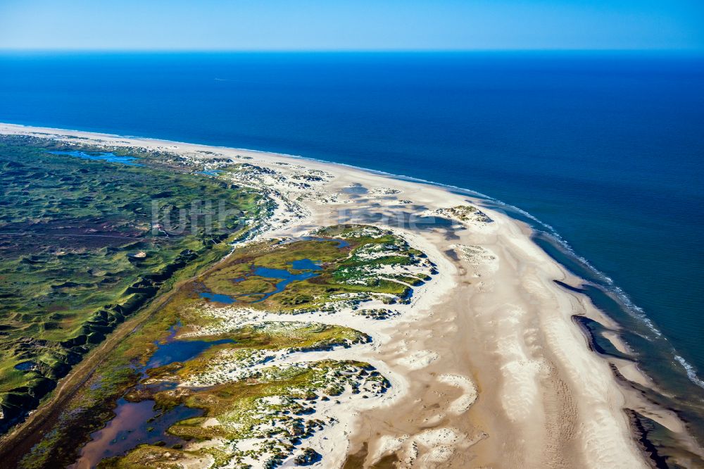 Luftaufnahme Norddorf - Küsten- Landschaft am Sandstrand der Nordsee- Insel Amrum in Norddorf im Bundesland Schleswig-Holstein