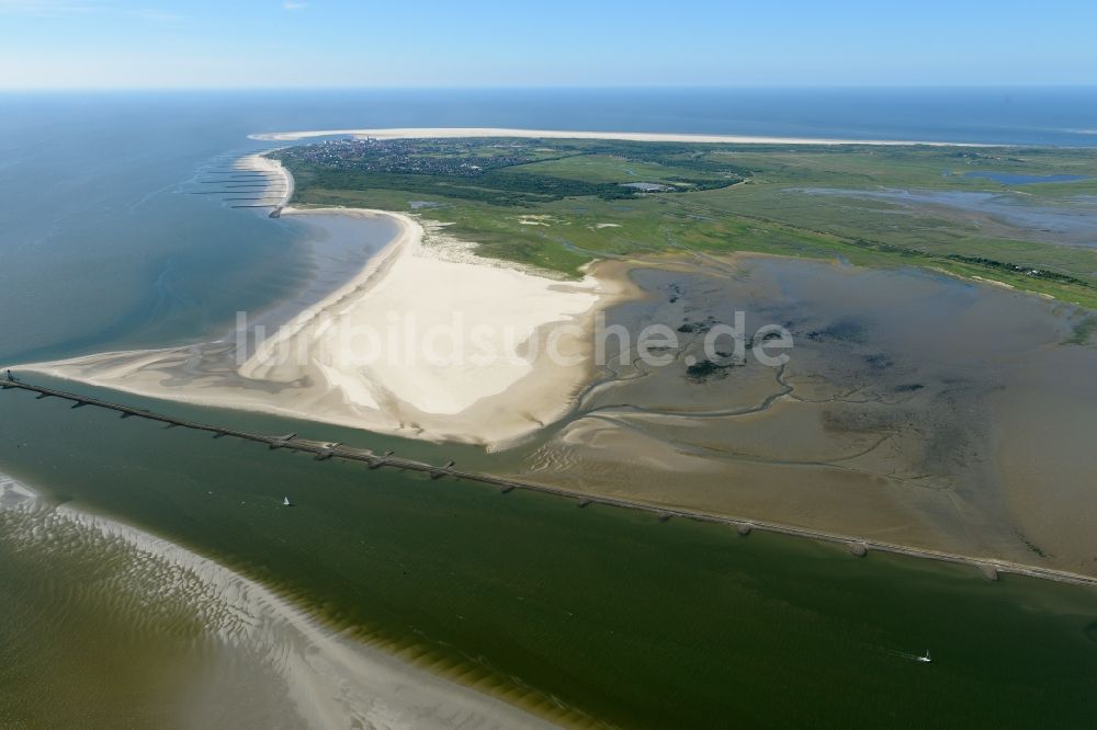 Borkum von oben - Küsten- Landschaft am Sandstrand der Nordsee - Insel Borkum im Bundesland Niedersachsen