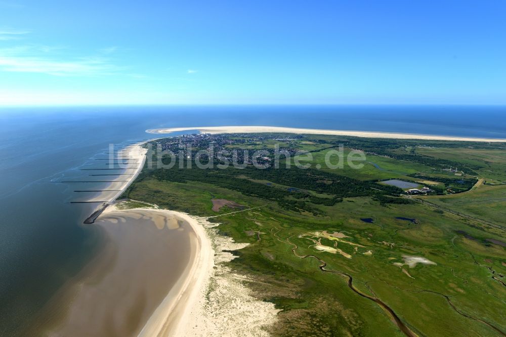 Borkum aus der Vogelperspektive: Küsten- Landschaft am Sandstrand der Nordsee - Insel Borkum im Bundesland Niedersachsen