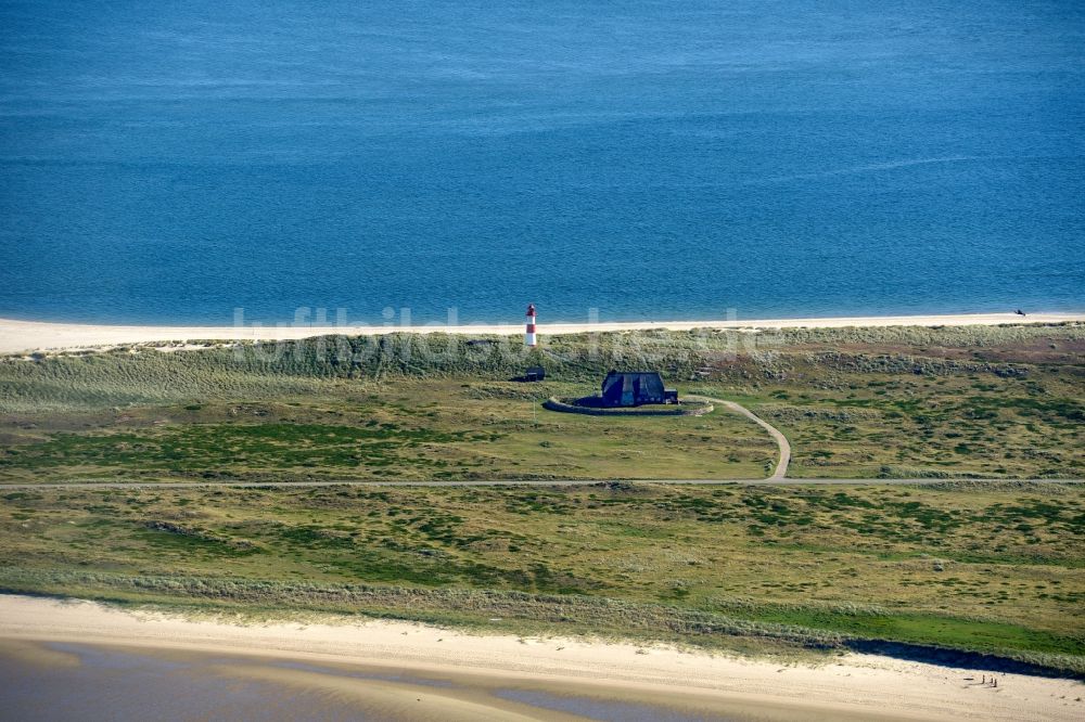 List aus der Vogelperspektive: Küsten- Landschaft am Sandstrand der Nordsee- Insel Sylt in List im Bundesland Schleswig-Holstein