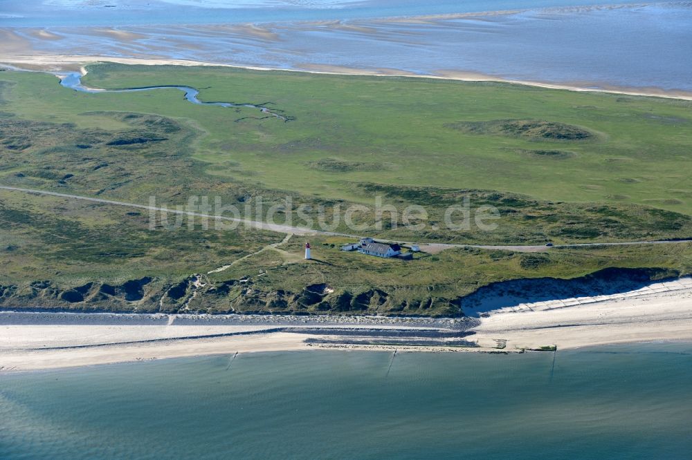 List aus der Vogelperspektive: Küsten- Landschaft am Sandstrand der Nordsee- Insel Sylt in List im Bundesland Schleswig-Holstein