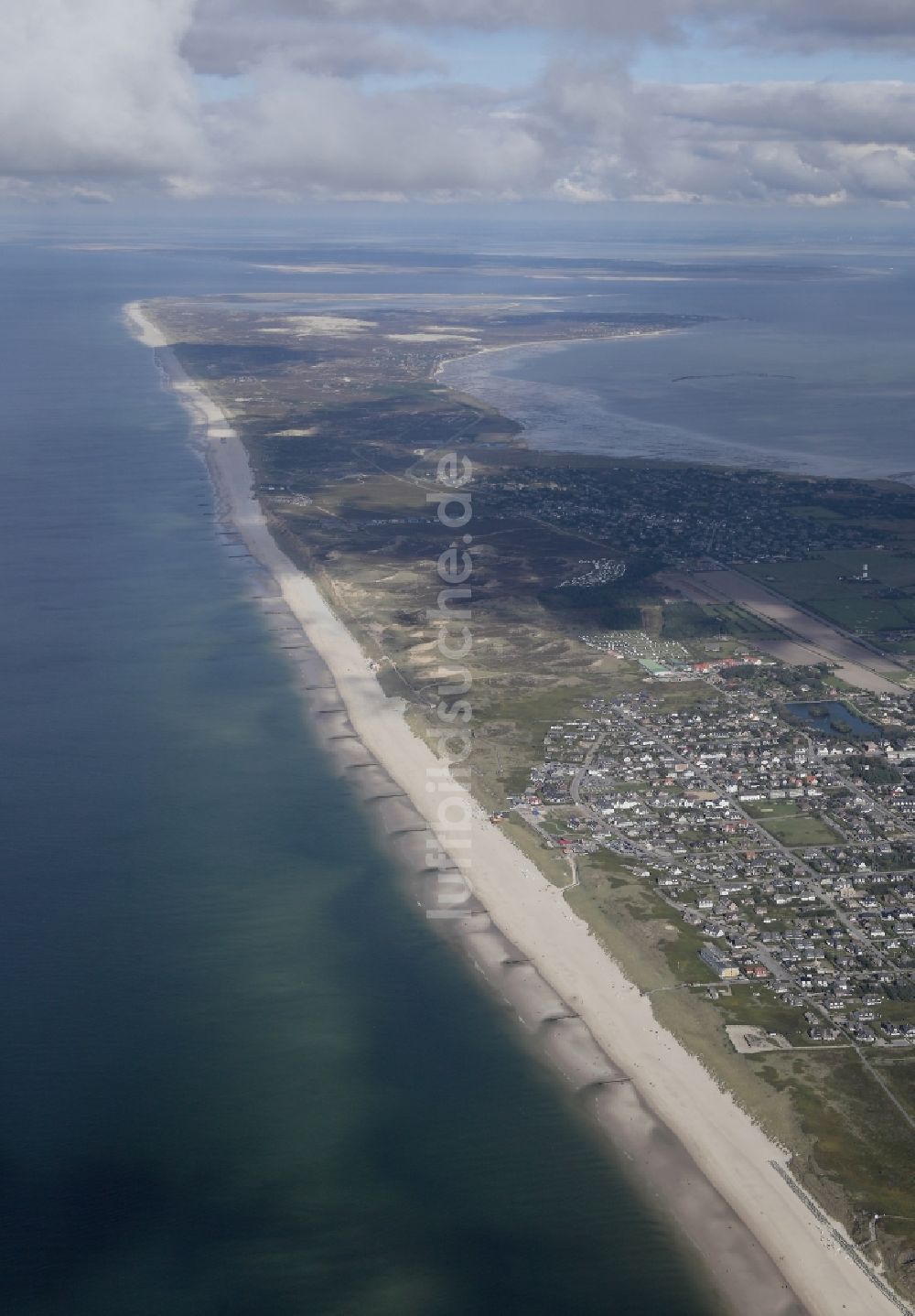 Luftaufnahme Sylt - Küsten- Landschaft am Sandstrand der Nordsee in Sylt im Bundesland Schleswig-Holstein