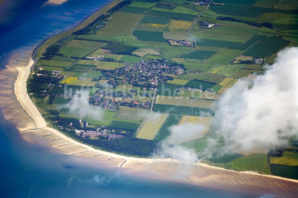 Utersum von oben - Küsten- Landschaft am Sandstrand der Nordsee in Utersum im Bundesland Schleswig-Holstein