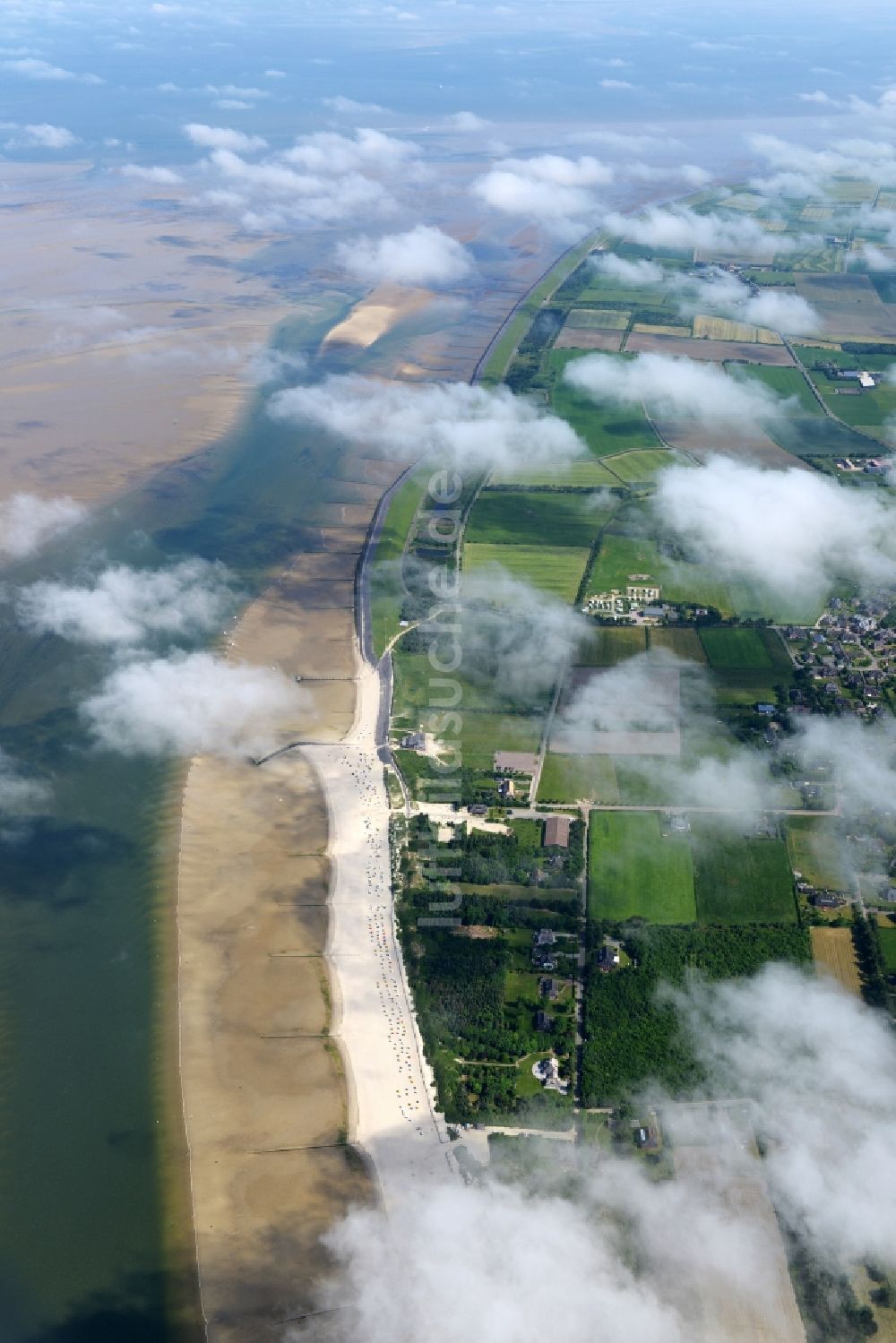 Utersum aus der Vogelperspektive: Küsten- Landschaft am Sandstrand der Nordsee in Utersum im Bundesland Schleswig-Holstein