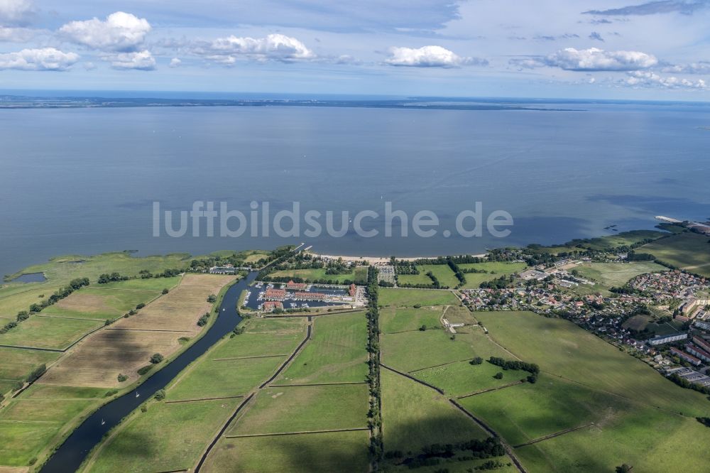 Ueckermünde aus der Vogelperspektive: Küsten- Landschaft mit Sandstrand im Ortsteil Ueckermünde in Ueckermünde im Bundesland Mecklenburg-Vorpommern