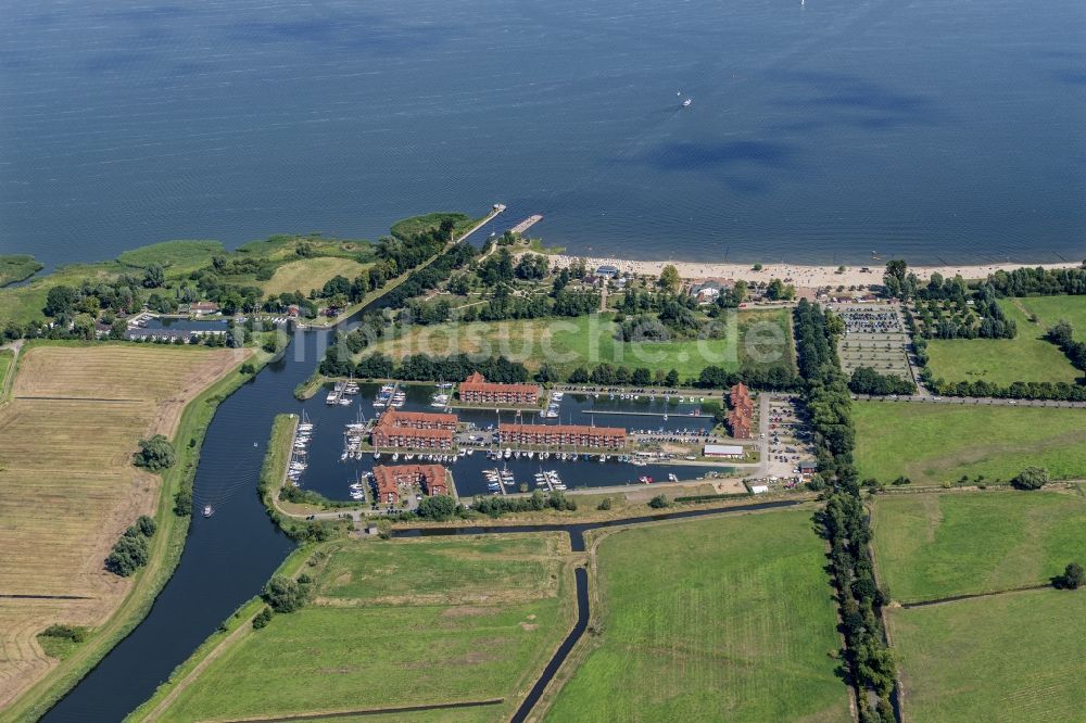 Luftbild Ueckermünde - Küsten- Landschaft mit Sandstrand im Ortsteil Ueckermünde in Ueckermünde im Bundesland Mecklenburg-Vorpommern