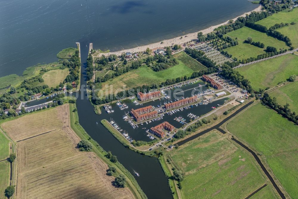 Luftaufnahme Ueckermünde - Küsten- Landschaft mit Sandstrand im Ortsteil Ueckermünde in Ueckermünde im Bundesland Mecklenburg-Vorpommern