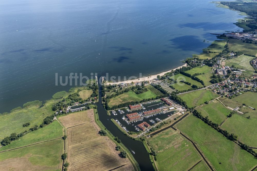 Ueckermünde von oben - Küsten- Landschaft mit Sandstrand im Ortsteil Ueckermünde in Ueckermünde im Bundesland Mecklenburg-Vorpommern