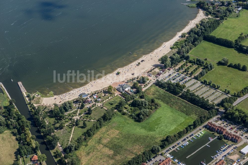 Ueckermünde aus der Vogelperspektive: Küsten- Landschaft mit Sandstrand im Ortsteil Ueckermünde in Ueckermünde im Bundesland Mecklenburg-Vorpommern