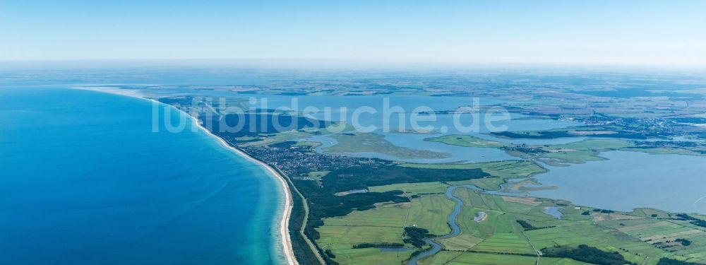 Zingst von oben - Küsten- Landschaft am Sandstrand der Ostsee bei Zingst im Bundesland Mecklenburg-Vorpommern