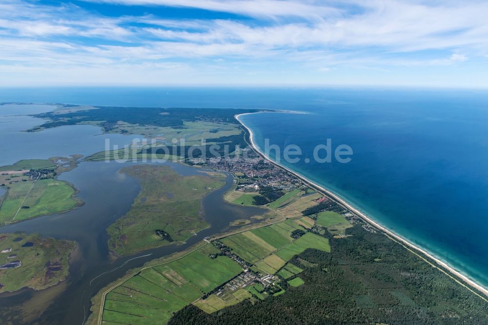 Luftaufnahme Zingst - Küsten- Landschaft am Sandstrand der Ostsee bei Zingst im Bundesland Mecklenburg-Vorpommern